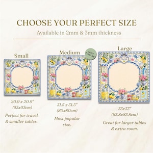 Puede incluir: Imagen que muestra tres manteles individuales decorativos de diferentes tama&ntilde;os: peque&ntilde;o (53x53cm), mediano (80x80cm) y grande (83.8x83.8cm). Cada mantel tiene un borde azul y blanco con un dise&ntilde;o de lim&oacute;n y flores, y un espacio central en blanco.
