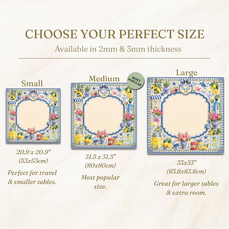 Puede incluir: Imagen que muestra tres manteles individuales decorativos de diferentes tama&ntilde;os: peque&ntilde;o (53x53cm), mediano (80x80cm) y grande (83.8x83.8cm). Cada mantel tiene un borde azul y blanco con un dise&ntilde;o de lim&oacute;n y flores, y un espacio central en blanco.