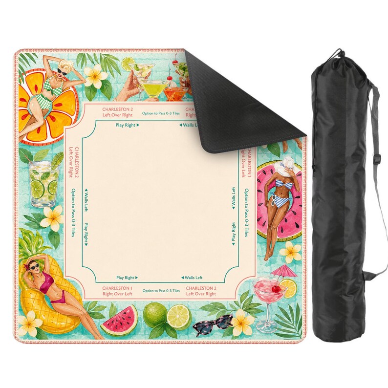Op de afbeelding: Een kleurrijke strand-thema speelmat met illustraties van cocktails, fruit en vrouwen in badkleding. De mat heeft een lichtbeige midden met een turquoise rand en een zwarte draagtas.