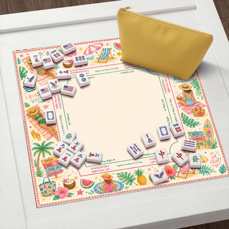 Puede incluir: Un juego de Mahjong con tem&aacute;tica playera. El tablero presenta ilustraciones de escenas de playa, palmeras y personas relaj&aacute;ndose. El juego incluye fichas y una bolsa amarilla con cremallera. El juego est&aacute; sobre una mesa blanca.
