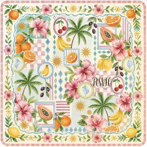 Pu&ograve; includere: Tessuto decorativo quadrato a tema tropicale. Il design presenta arance, banane, ciliegie, papaya, palme e fiori di ibisco. Il bordo &egrave; un motivo a righe rosa chiaro e bianco con accenti floreali. Le lettere "RWH" sono visibili.