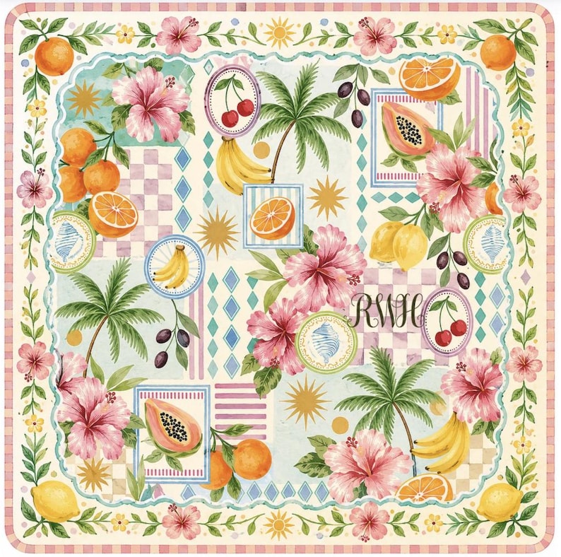 Pu&ograve; includere: Tessuto decorativo quadrato a tema tropicale. Il design presenta arance, banane, ciliegie, papaya, palme e fiori di ibisco. Il bordo &egrave; un motivo a righe rosa chiaro e bianco con accenti floreali. Le lettere "RWH" sono visibili.