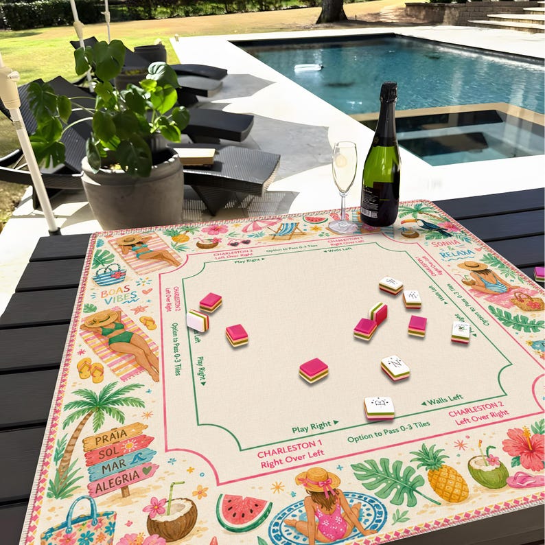 Puede incluir: Un juego de Mahjong con tem&aacute;tica de playa sobre una mesa. El tablero del juego presenta ilustraciones de escenas de playa, palmeras y texto. Las fichas rosas y blancas est&aacute;n esparcidas por el tablero. Una botella de champ&aacute;n y una copa tambi&eacute;n est&aacute;n sobre la mesa.