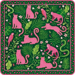 Könnte beinhalten: Ein quadratisches Tuch mit dunkelgrünem Hintergrund und einem Dschungelmuster aus rosa Leoparden, Affen, Papageien und Schlangen. Das Design zeigt tropische Blätter, kleine Blüten, Insekten und Rauten, umrandet von einer rosa Leopardenmuster-Borte.