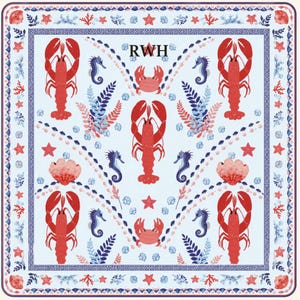 K&ouml;nnte beinhalten: Ein quadratisches Tuch mit hellblauem Hintergrund und einem wiederkehrenden nautischen Muster aus roten Hummern, Krabben, blauen Seepferdchen, Muscheln und Korallen. Die Buchstaben RWH sind oben mittig in Schwarz gedruckt und von einer Bord&uuml;re umrahmt.