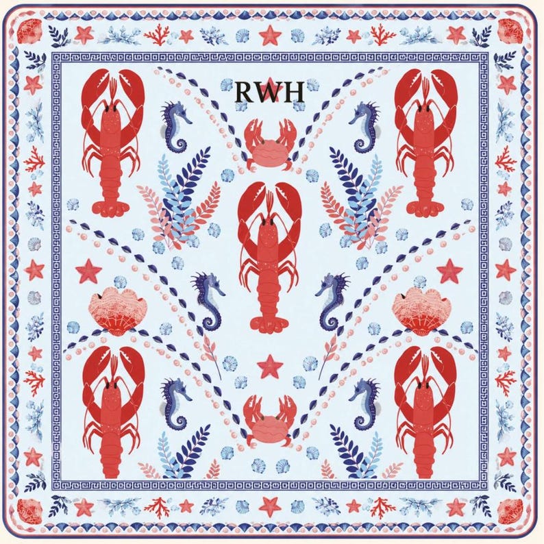 K&ouml;nnte beinhalten: Ein quadratisches Tuch mit hellblauem Hintergrund und einem wiederkehrenden nautischen Muster aus roten Hummern, Krabben, blauen Seepferdchen, Muscheln und Korallen. Die Buchstaben RWH sind oben mittig in Schwarz gedruckt und von einer Bord&uuml;re umrahmt.