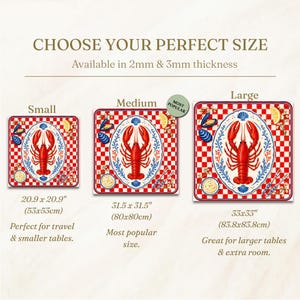 Op de afbeelding: Vierkante placemats met een rood-wit geblokt patroon en een kreeftontwerp. Verkrijgbaar in drie maten: 53 x 53 cm, 80 x 80 cm en 83,8 x 83,8 cm. De placemats hebben een kreeftenillustratie in het midden.