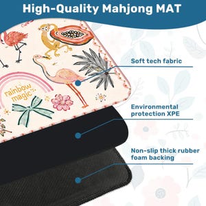 Pu&ograve; includere: Un tappetino da Mahjong multistrato con una superficie superiore color crema illustrata con fenicotteri, una scimmia, papaya, fiori, un fiocco e il testo rainbow magic. Gli strati includono tessuto tecnico morbido, XPE e gomma.
