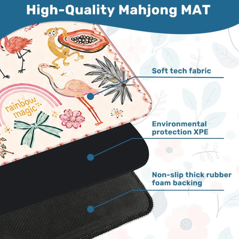 Pu&ograve; includere: Un tappetino da Mahjong multistrato con una superficie superiore color crema illustrata con fenicotteri, una scimmia, papaya, fiori, un fiocco e il testo rainbow magic. Gli strati includono tessuto tecnico morbido, XPE e gomma.