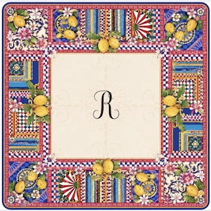Pode incluir: Len&ccedil;o decorativo quadrado com um centro creme com a letra "R" em escrita preta. A borda &eacute; uma colcha de retalhos de padr&otilde;es coloridos, incluindo lim&otilde;es, flores e desenhos geom&eacute;tricos em azul, vermelho e rosa.