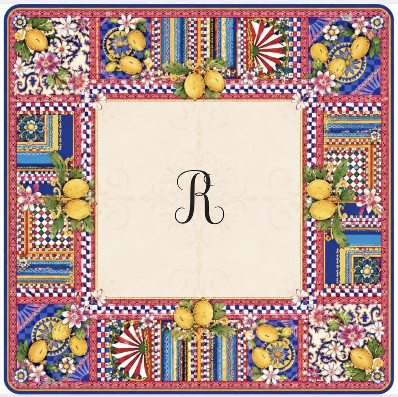 Pode incluir: Len&ccedil;o decorativo quadrado com um centro creme com a letra "R" em escrita preta. A borda &eacute; uma colcha de retalhos de padr&otilde;es coloridos, incluindo lim&otilde;es, flores e desenhos geom&eacute;tricos em azul, vermelho e rosa.