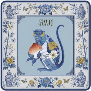 K&ouml;nnte beinhalten: Quadratisches dekoratives Kunstwerk mit einem blauen Affen, der einen Pfirsich h&auml;lt, verziert mit floralen Mustern. Das Design umfasst einen blau-wei&szlig;en Rand mit Vasen, Schmetterlingen und Bambus. Die Initialen "RWH" befinden sich in der Mitte.