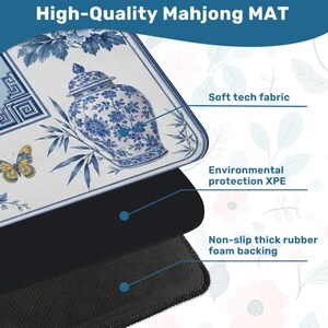 K&ouml;nnte beinhalten: Hochwertige Mahjong-Matte mit blau-wei&szlig;em Blumendesign. Die Matte verf&uuml;gt &uuml;ber ein weiches Tech-Gewebe, Umweltschutz XPE und eine rutschfeste, dicke Schaumstoffr&uuml;cken. Die oberste Schicht hat ein blau-wei&szlig;es Blumendesign mit einem Schmetterling.