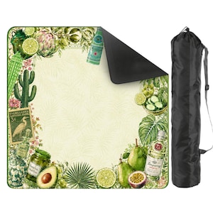 Puede incluir: Manta de picnic con un dise&ntilde;o bot&aacute;nico con limas, peras y un cactus. La manta tiene una parte inferior negra y viene con una bolsa de transporte negra. El dise&ntilde;o incluye im&aacute;genes de una botella de ginebra, un tarro y un sello postal vintage.