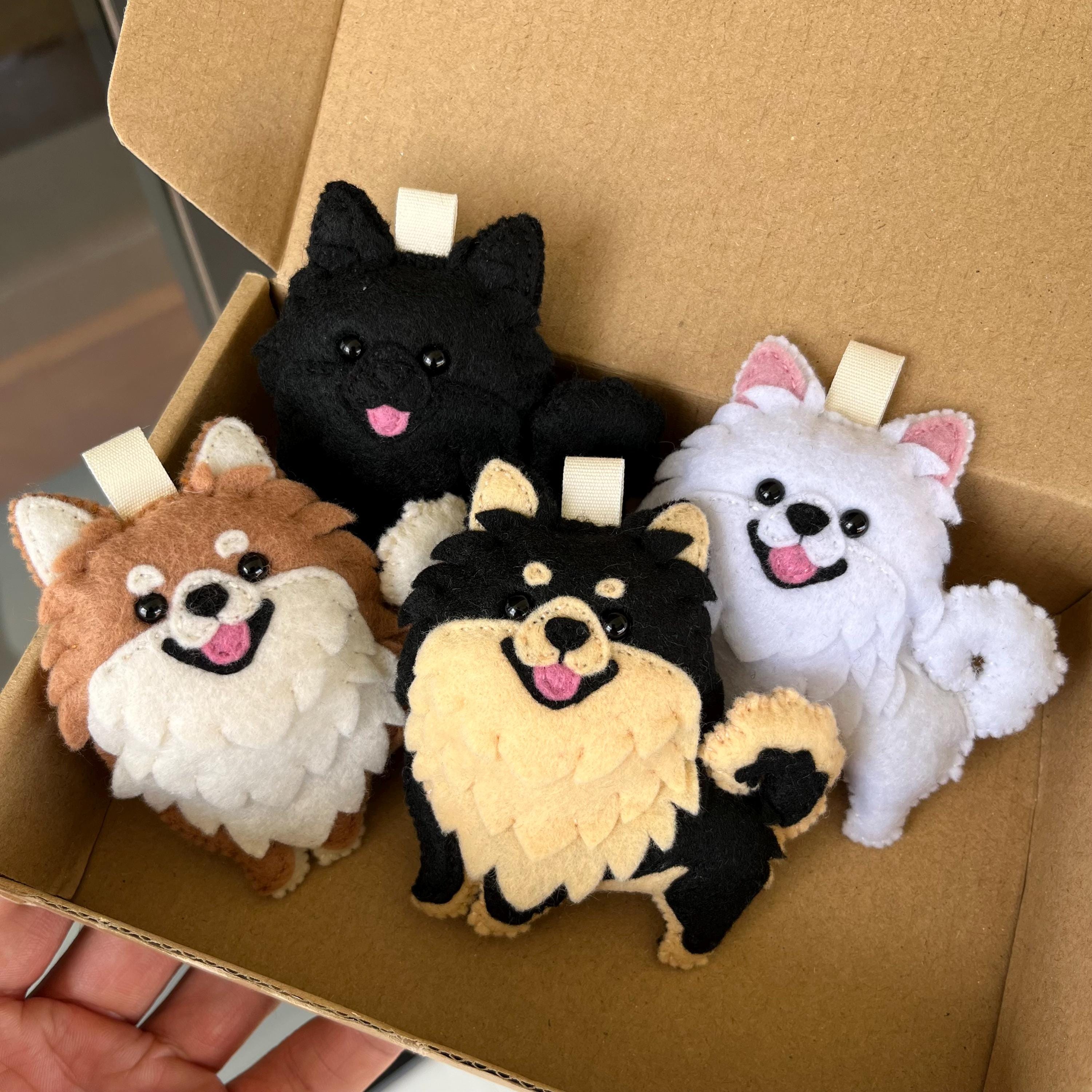 Handmade Felt Pomeranian Keychain, Custom Pomeranian Bag Charm, Personalized Dog Keychain, Gift for Pomeranian Lovers