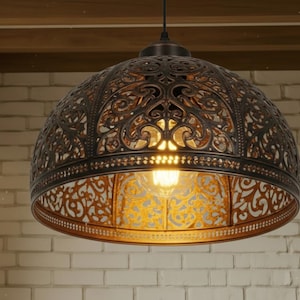 K&ouml;nnte beinhalten: Verzierte, kuppelf&ouml;rmige Pendelleuchte mit Bronze-Finish. Das filigrane, offene Design l&auml;sst das Licht durchscheinen und beleuchtet die warm get&ouml;nte Gl&uuml;hbirne im Inneren. Die Leuchte h&auml;ngt an einem einzelnen Kabel.