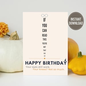 Puede incluir: Tarjeta de cumpleaños con el texto "Si puedes leer esto, aún no eres tan viejo. Feliz cumpleaños". La tarjeta tiene un fondo crema con texto negro y una pequeña ilustración de gafas.