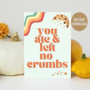 Może przedstawiać: Jasnozielony nadruk z pomarańczowym napisem "you ate & left no crumbs". Nad tekstem znajduje się tęczowy łuk i grafika ciasteczka. Okrągła naklejka z napisem "natychmiastowe pobieranie" znajduje się w prawym górnym rogu.