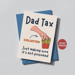 Puede incluir: Tarjeta de felicitación con el texto "Dad Tax" y una ilustración de una mano cogiendo patatas fritas en un recipiente rojo. La tarjeta también dice "Collected" y "Just making sure it's not poisoned". Hay un sobre azul detrás de la tarjeta.