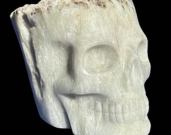 Cleavelandite Skull with Lepidolite & Mica – Hand-Carved Crystal Skull