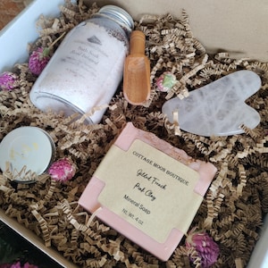 Rose Scented Spa Gift Set: Himalayan Bath Salts, Rose Clay Soap & Gua Sha