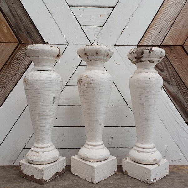Witte baluster | Vintage houten baluster | Lampvoet | Kandelaar | Witte chippy verf | Bouwkundige berging | Boerderij Woonkamer