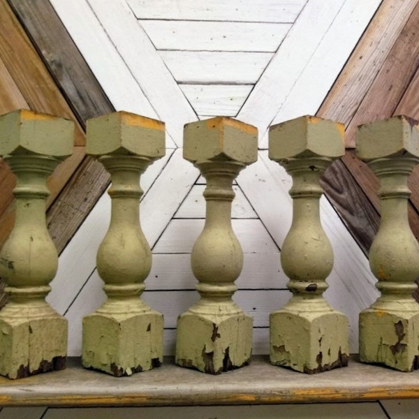 Balustre vert clair | Balustre en bois vintage | Pied de lampe | Bougeoir | Peinture écaillée | Récupération architecturale | Salon de la ferme