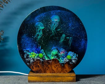 光るクラゲ型オーシャンレジンランプ｜LED付きギャラクシー深海ライト｜丸型エポキシアートナイトライト｜海と宇宙好きへのギフト