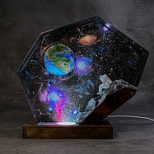Astronaut Galaxy Lampe, Weltraum Harz Nachtlicht, Erdnebel Epoxy Lampe, Kosmisches LED-Dekor, Sci-Fi Raumdekor, Geschenk für Weltraumliebhaber
