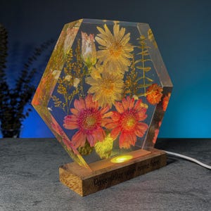 Pressed Flower Resin Lamp – Personalized Floral Night Light with Wooden Base – Dried Flower Epoxy Gift for Her