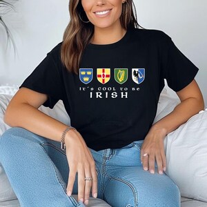 Camiseta &quot;Ser irlandés mola&quot;, divertida camiseta del orgullo irlandés, camiseta del Día de San Patricio, regalo humorístico con tréboles, ropa con raíces irlandesas