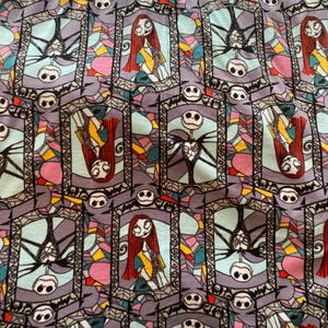 Puede incluir: Un patr&oacute;n repetido de marcos de vitrales con Jack Skellington y Sally de Pesadilla antes de Navidad. Los marcos son en tonos de morado, azul, rosa, amarillo y verde.