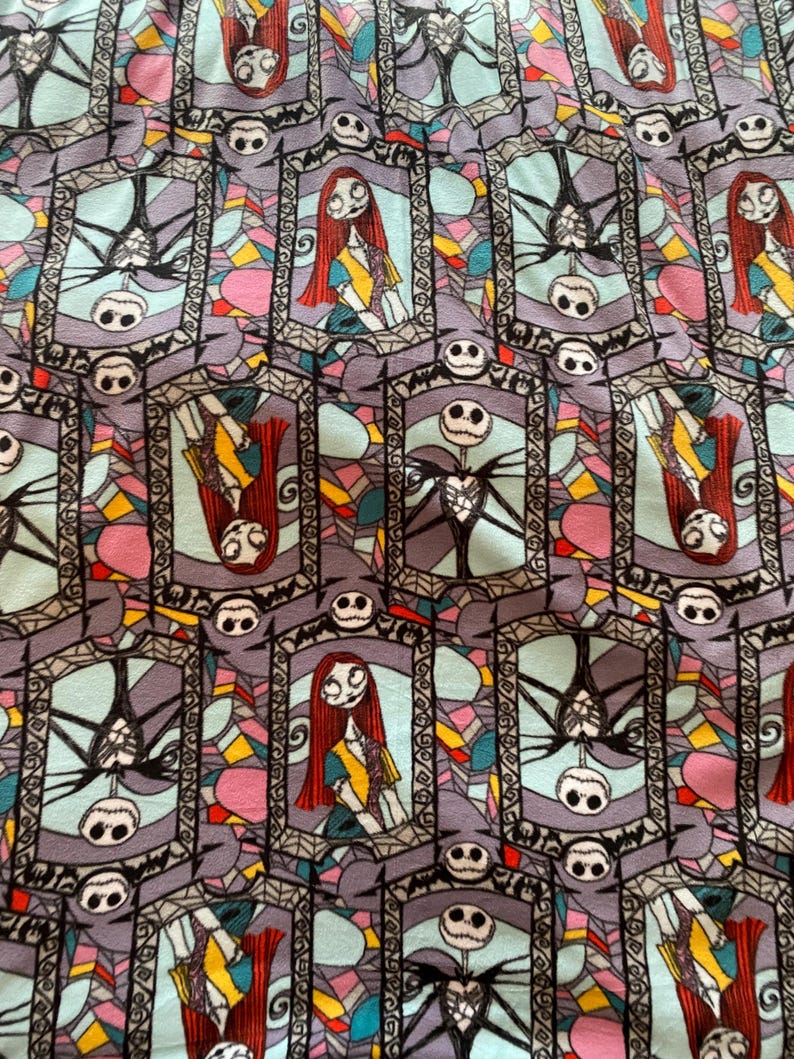 Puede incluir: Un patr&oacute;n repetido de marcos de vitrales con Jack Skellington y Sally de Pesadilla antes de Navidad. Los marcos son en tonos de morado, azul, rosa, amarillo y verde.