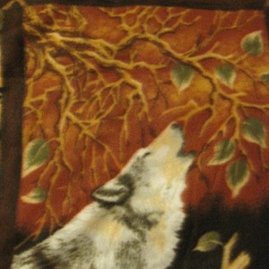 Pode incluir: Um lobo cinza e branco uivando para um galho marrom com folhas verdes em um fundo vermelho. O lobo est&aacute; olhando para cima e tem a boca aberta.