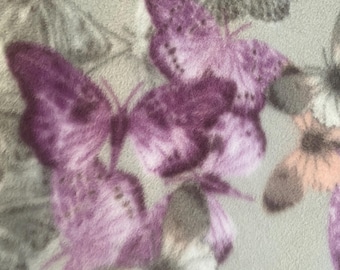 Mariposas en gris, melocotón y violeta sobre gris con manta de vellón violeta cortada y atada a mano. Esta manta está lista para enviarse AHORA.