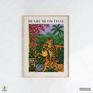 Stampa artistica di un gatto tropicale in stile Henri Matisse: un tranquillo soriano che annaffia le piante sul balcone con vasi colorati e vista sul giardino della giungla.
