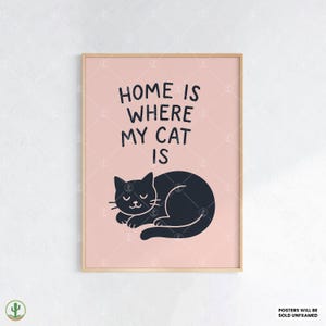Poster "Home Is Where My Cat Is" - Stampa artistica da parete minimalista con un simpatico gatto, decorazione moderna con citazione per amanti degli animali domestici, per mamme e papà di gatti.