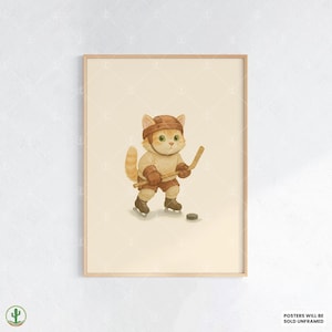 Póster de gato de hockey sobre hielo: adorable gatito naranja con patines, palo de hockey y disco. Decoración de pared con animales deportivos para niños.