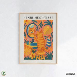 Stampa artistica da bagno con gatto in stile Henri Matisse: un tigrato arancione che si lava i denti in un bagno floreale con decorazioni tropicali.