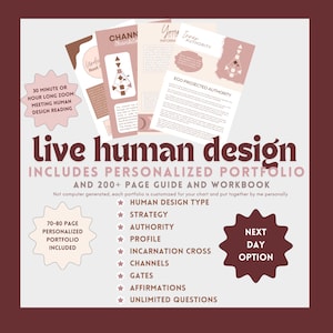 以下が含まれることがあります： 「live human design」のテキストと、パーソナライズされたポートフォリオ、ガイド、ワークブックの詳細が記載された、マルーンとクリーム色のグラフィック。ヒューマンデザインタイプ、戦略、権威、プロフィールなどの情報が含まれています。「翌日オプション」バッジ付き。