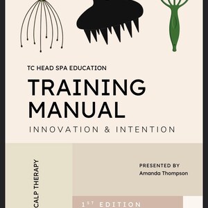 Puede incluir: Un manual de formaci&oacute;n para la terapia del cuero cabelludo con el t&iacute;tulo "Manual de formaci&oacute;n: Innovaci&oacute;n e intenci&oacute;n" de TC Head Spa Education. El manual es presentado por Amanda Thompson y es la 1.&ordf; edici&oacute;n. La portada presenta ilustraciones de tres herramientas de masaje del cuero cabelludo: una herramienta verde con m&uacute;ltiples p&uacute;as, una herramienta negra con un dise&ntilde;o de peine y una herramienta verde con una cabeza redondeada y m&uacute;ltiples p&uacute;as.