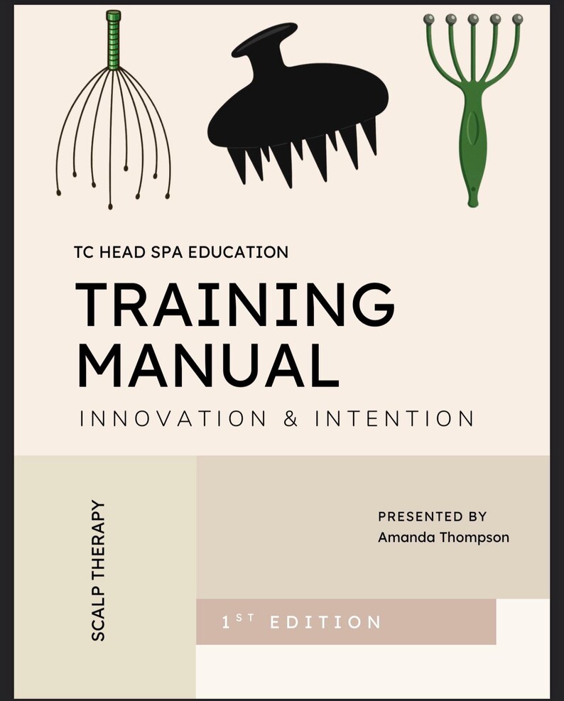 Puede incluir: Un manual de formaci&oacute;n para la terapia del cuero cabelludo con el t&iacute;tulo "Manual de formaci&oacute;n: Innovaci&oacute;n e intenci&oacute;n" de TC Head Spa Education. El manual es presentado por Amanda Thompson y es la 1.&ordf; edici&oacute;n. La portada presenta ilustraciones de tres herramientas de masaje del cuero cabelludo: una herramienta verde con m&uacute;ltiples p&uacute;as, una herramienta negra con un dise&ntilde;o de peine y una herramienta verde con una cabeza redondeada y m&uacute;ltiples p&uacute;as.