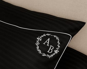 Juego de 2 fundas de almohada de satén negro, personalizadas con monograma y bordadas, hechas a mano. Tamaño personalizado.
