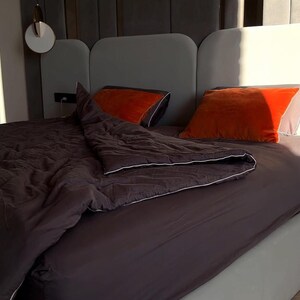 Conjunto de capa de edredom e lençol de baixo em algodão com acabamento em viés, estilo hotel, fronhas com monograma e iniciais.