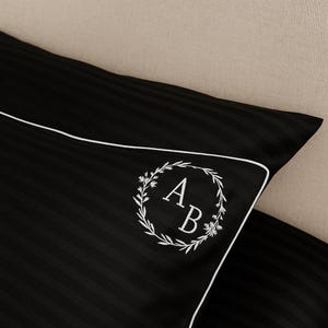 Zwart satijnen kussensloop set van 2 stuks, gepersonaliseerde kussensloop met monogram, geborduurde kussensloop, handgemaakte kussensloop - aangepast formaat