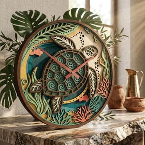 Könnte beinhalten: Eine kreisförmige Wanduhr mit einem mehrschichtigen Holzdesign, das eine Meeresschildkröte zeigt, die zwischen Korallen und Seetang schwimmt. Das Zifferblatt zeigt Blaugrün-, Grün- und Orangetöne mit zwei roten Zeigern.