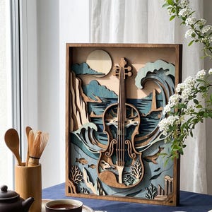 Puede incluir: Una pieza de arte mural de madera multicapa que presenta una silueta de violín central integrada en una escena costera con olas estilizadas, una luna, peces y coral. La obra utiliza tonos azules, beige y madera natural en un marco profundo.