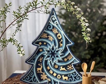 Könnte beinhalten: Eine mehrschichtige Weihnachtsbaumdekoration aus Holz in Blau- und Hellblautönen mit komplizierten Ausschnitten von Rentieren, Schneeflocken und Sternornamenten in Naturholzoptik, angeordnet in einem wirbelnden, dreidimensionalen Design.