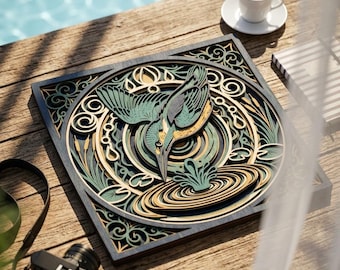 Könnte beinhalten: Ein quadratisches, mehrschichtiges Wandkunstwerk aus Holz, das einen Eisvogel beim Eintauchen ins Wasser zeigt. Das Design enthält filigrane Ausschnitte von Schilf, Seerosen und Wellen in Blaugrün, Dunkelblau, Hellbraun und Cremetönen.