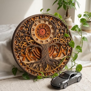 Può includere: Un orologio da parete circolare in legno multistrato con un design ad albero tagliato al laser, caratterizzato da radici e rami intricati. Il quadrante mostra numeri romani in una calda palette di colori con sfumature marroni, arancioni e gialle.